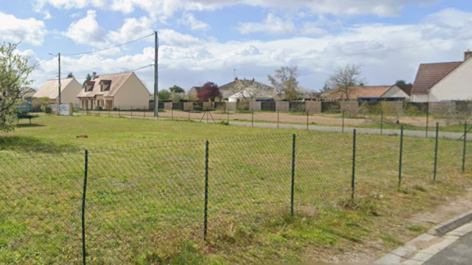Terrain constructible de 718m2 à Mardié/ image 1