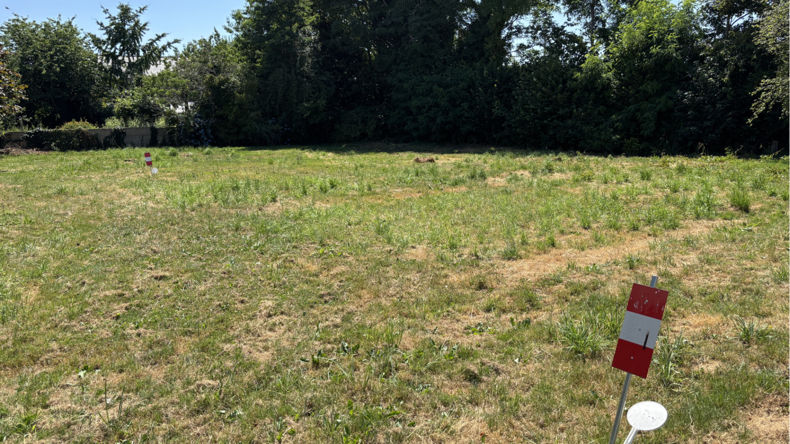 Terrain constructible de 716m2 à Locqueltas/ image 1
