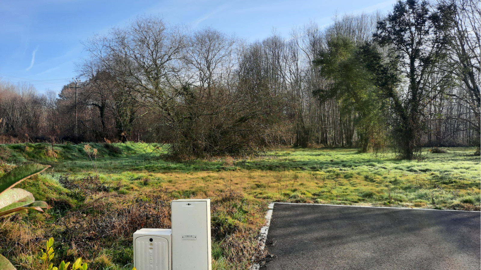 Terrain constructible de 710m2 à Tosse/ image 1
