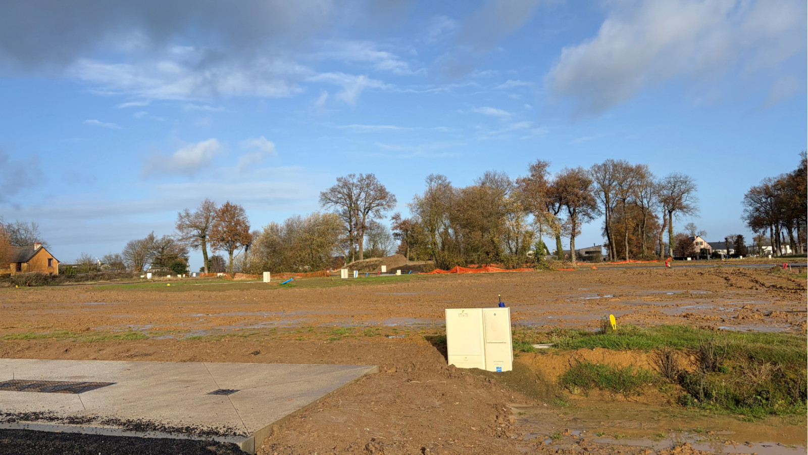 Terrain constructible de 324m2 à Guipel/ image 1