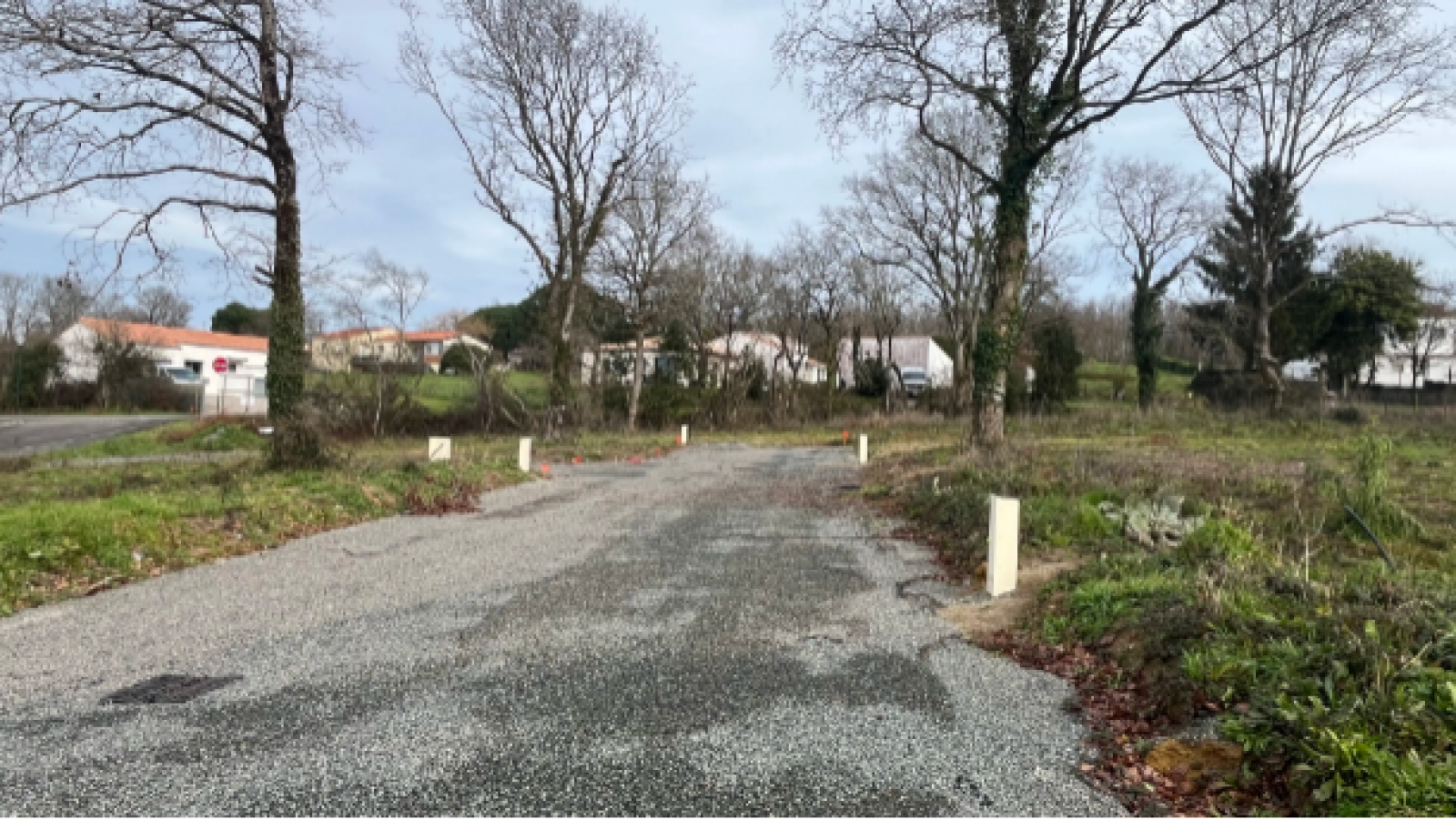 Terrain constructible de 347m2 à Poiroux/ image 1