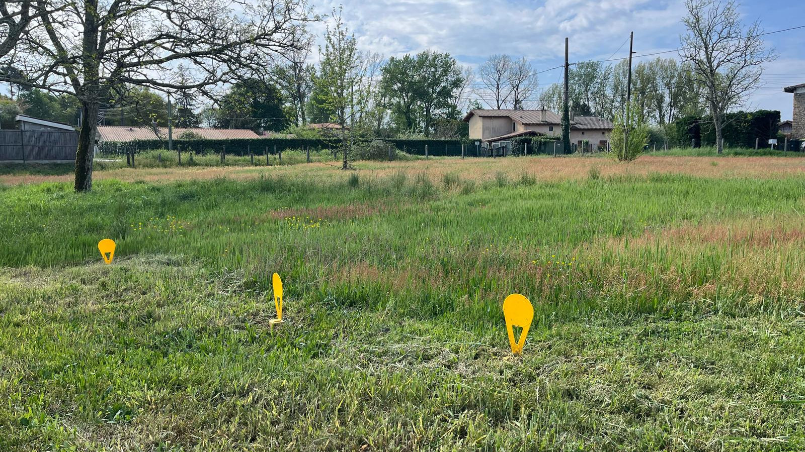 Terrain constructible de 501m2 à Tosse/ image 1