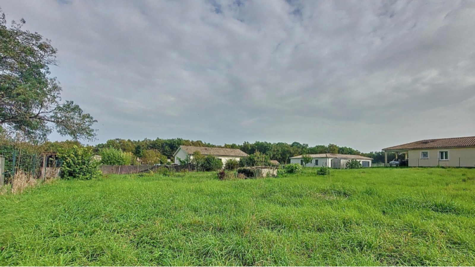 Terrain constructible de 515m2 à Bellebat/ image 1
