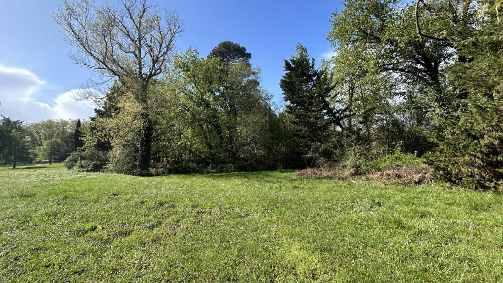 Terrain constructible de 452m2 à Léognan/ image 1