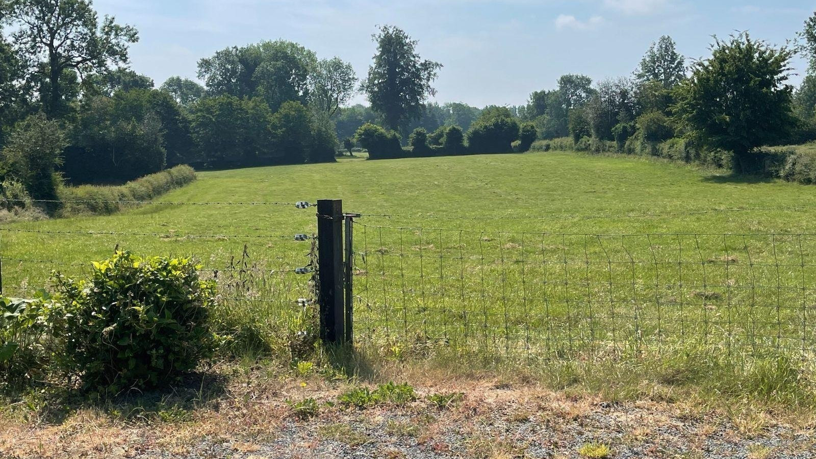 Terrain constructible de 373m2 à Sainte-Hélène/ image 1