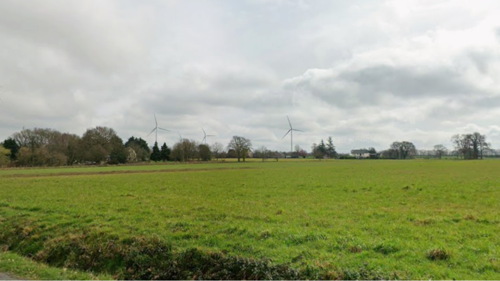 Terrain constructible de 288m2 à Crevin/ image 1