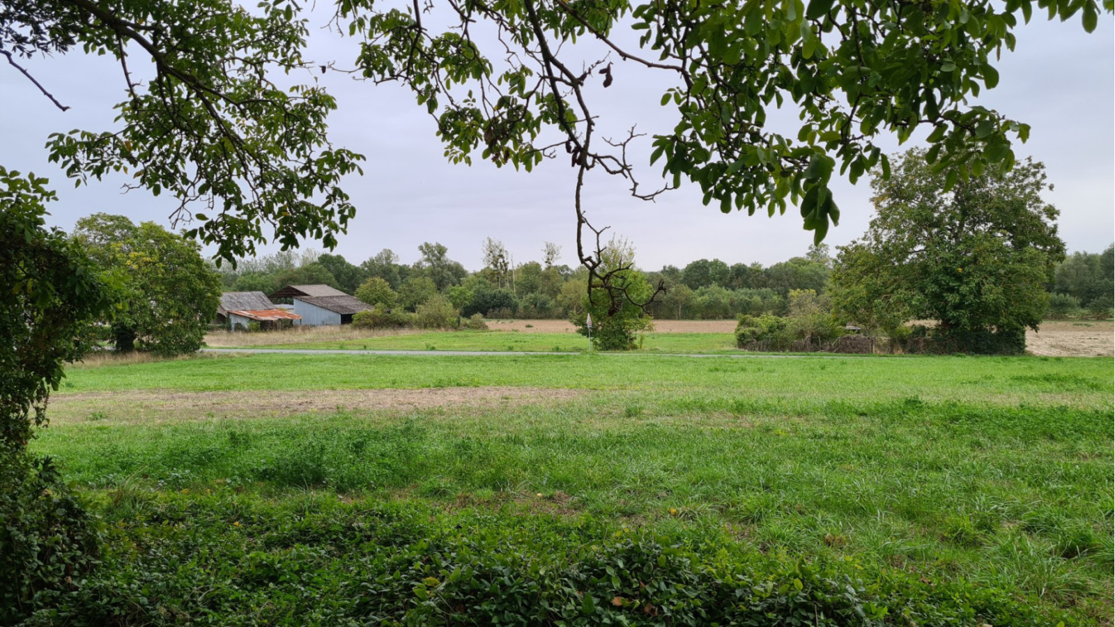 Terrain constructible de 1112m2 à Marçay/ image 1