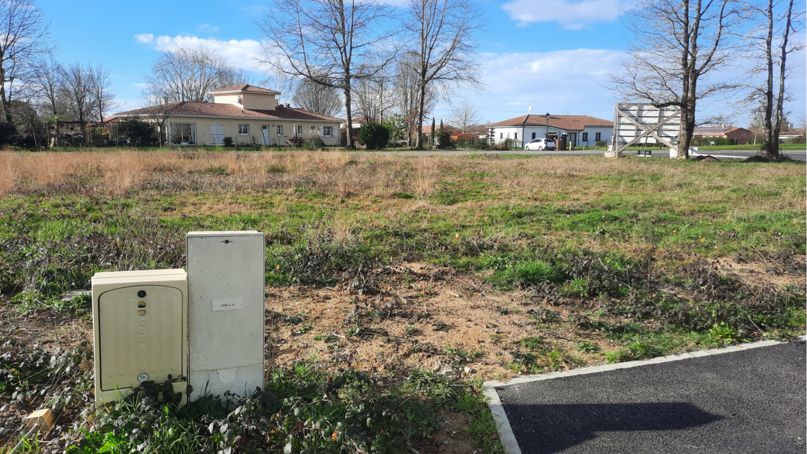 Terrain constructible de 806m2 à Laluque/ image 1