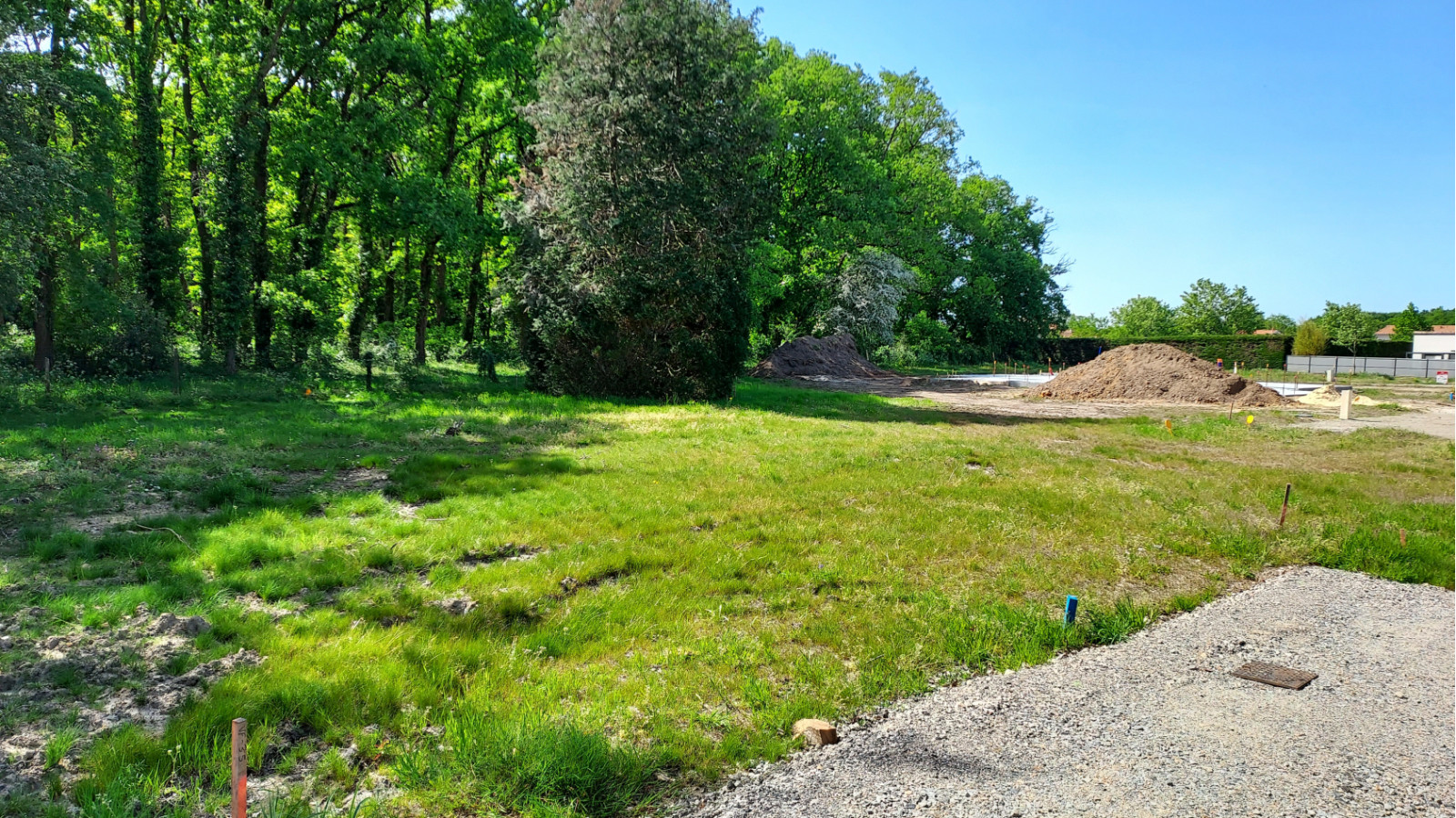 Terrain constructible de 331m2 à Grandchamp-des-Fontaines/ image 1