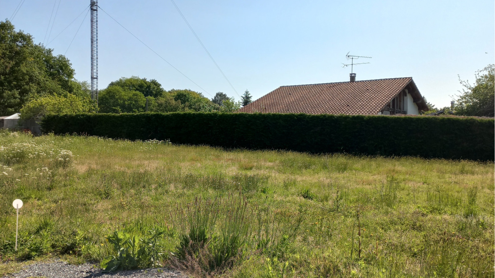 Terrain constructible de 400m2 à Salles/ image 1