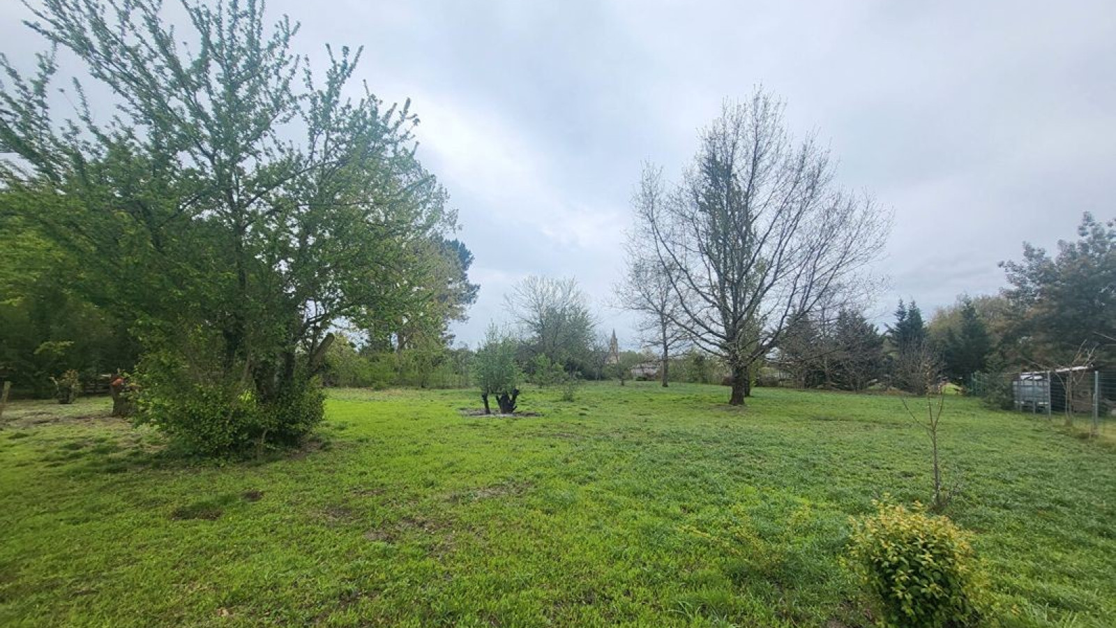 Terrain constructible de 590m2 à Arveyres/ image 1
