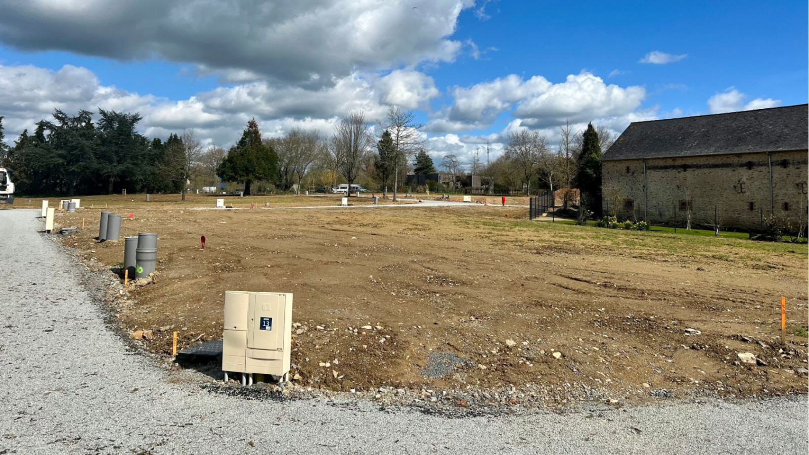 Terrain constructible de 700m2 à Saint-Julien-l'Ars/ image 1