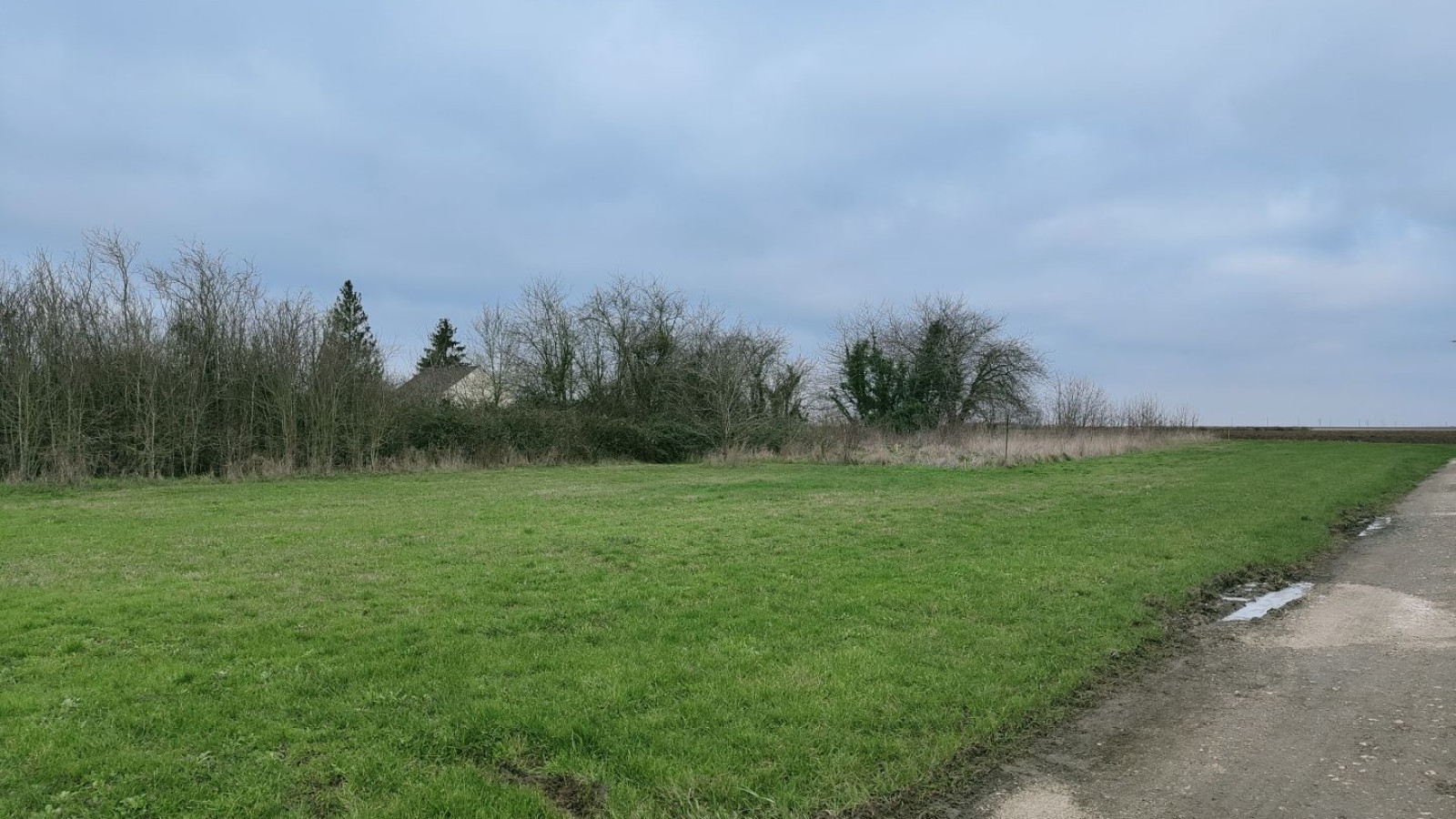 Terrain constructible de 669m2 à Saint-Péravy-la-Colombe/ image 1