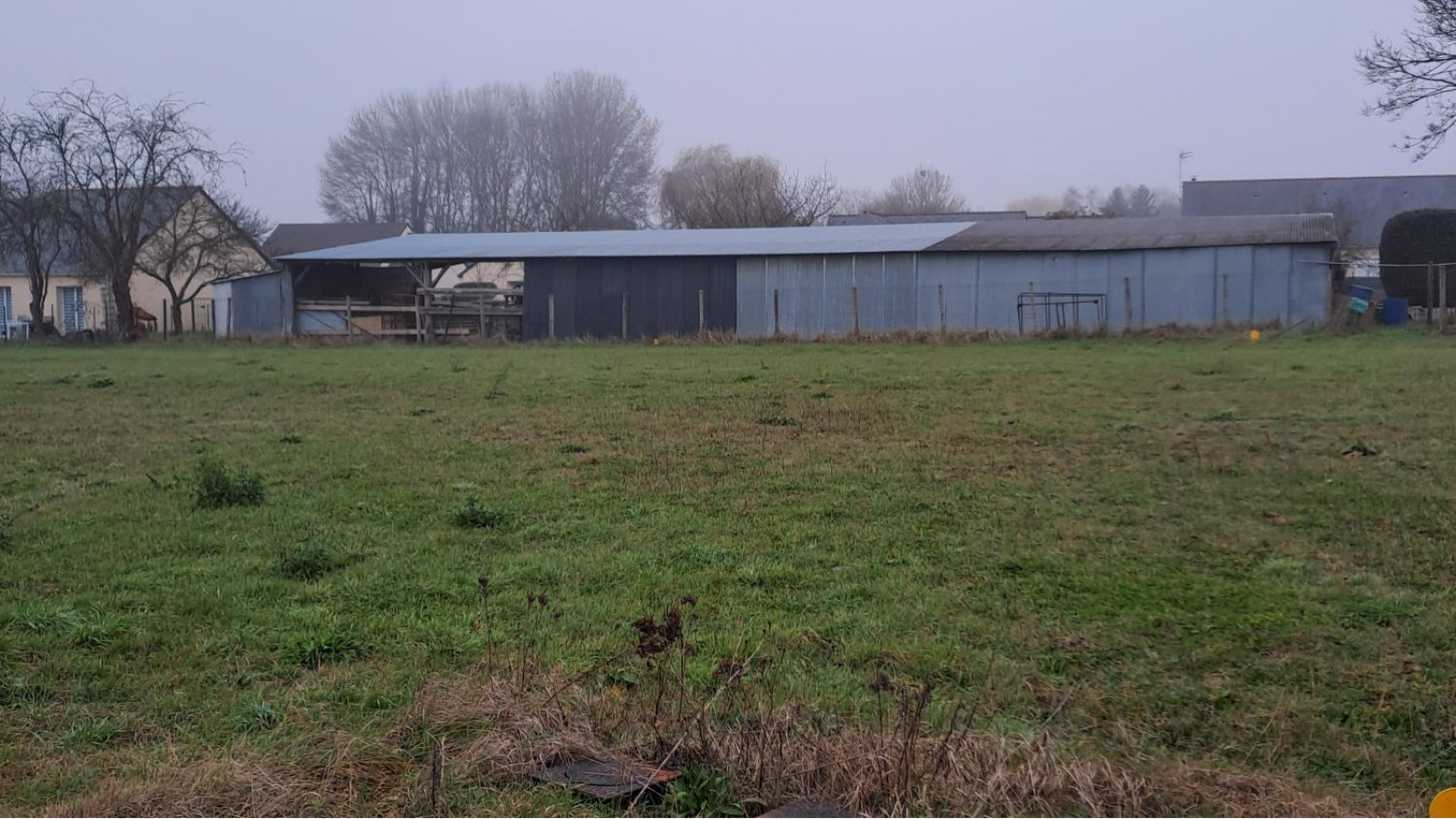 Terrain constructible de 445m2 à Feneu/ image 1