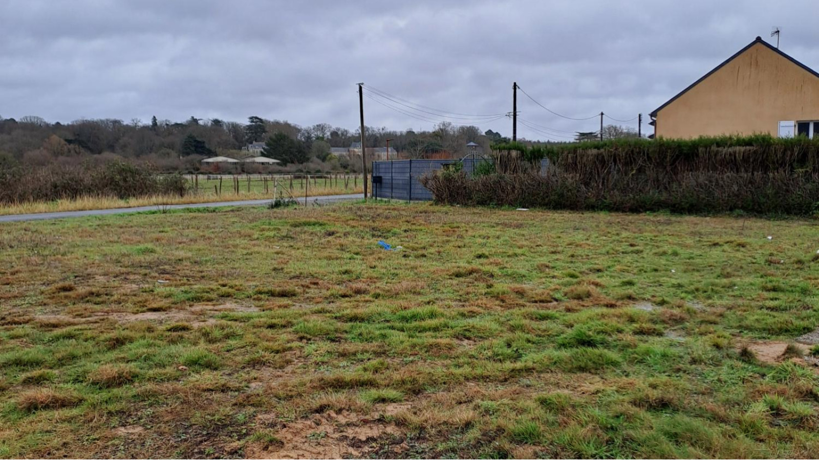 Terrain constructible de 552m2 à Rives-du-Loir-en-Anjou/ image 1