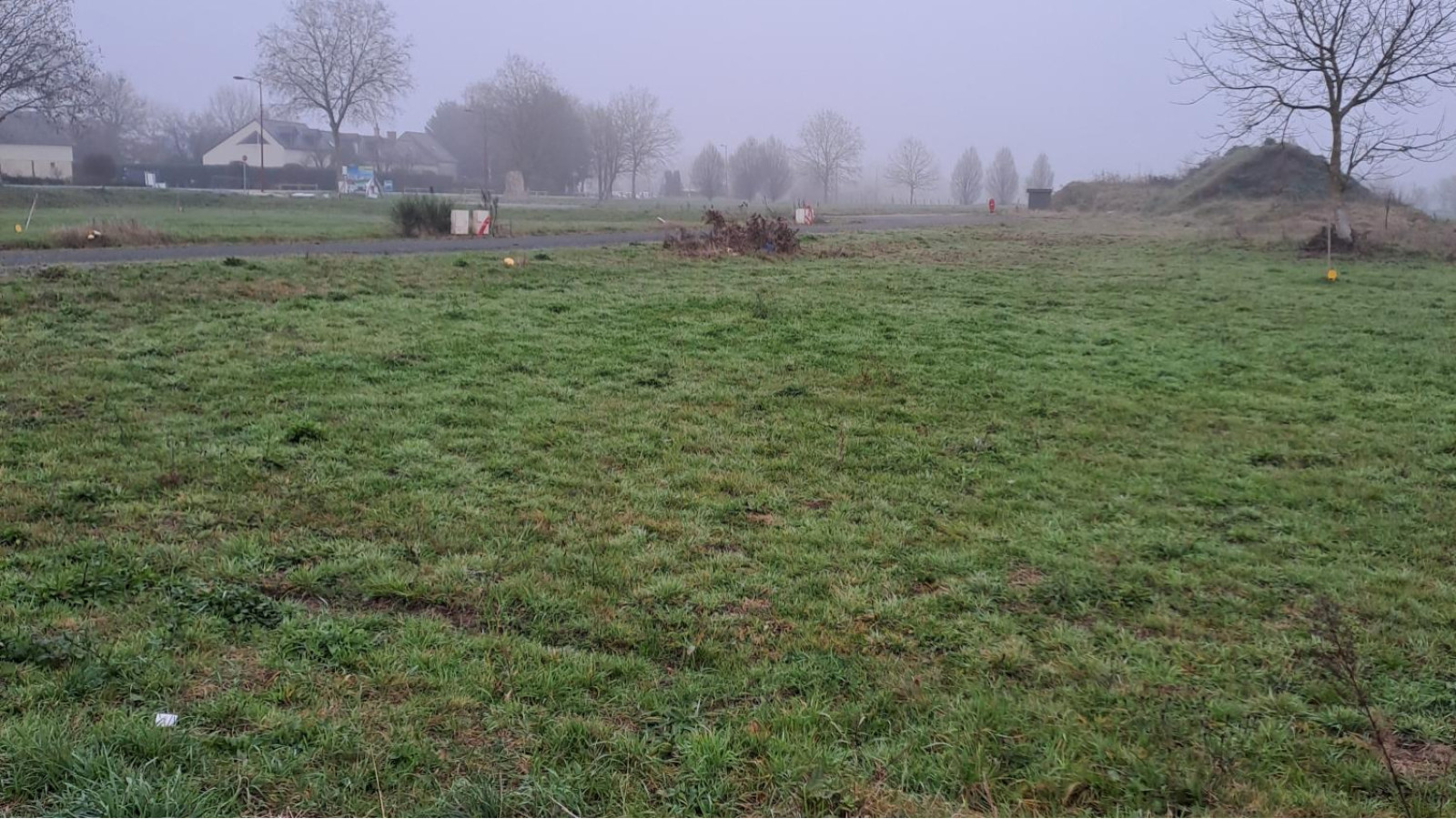 Terrain constructible de 454m2 à Morannes sur Sarthe-Daumeray/ image 1