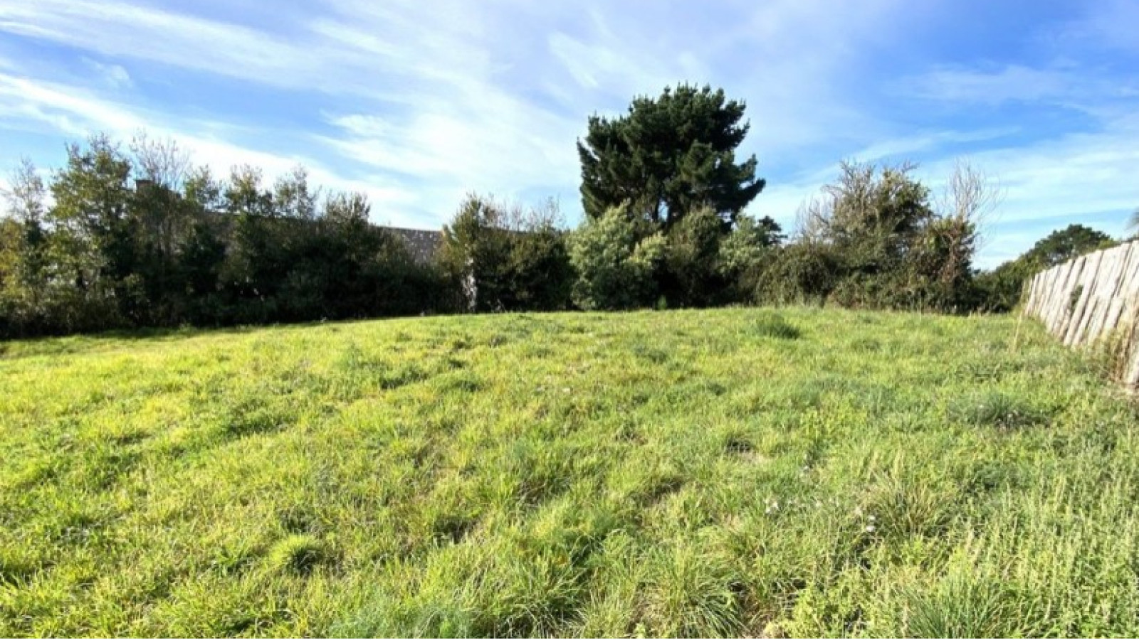 Terrain constructible de 580m2 à Locqueltas/ image 1