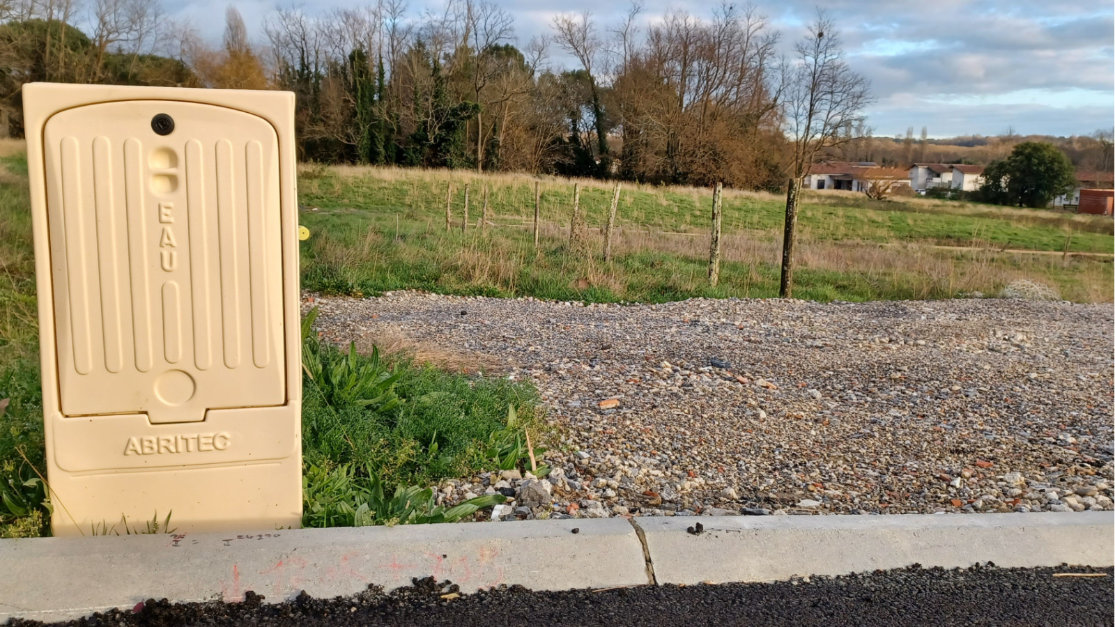 Terrain constructible de 530m2 à Tosse/ image 1