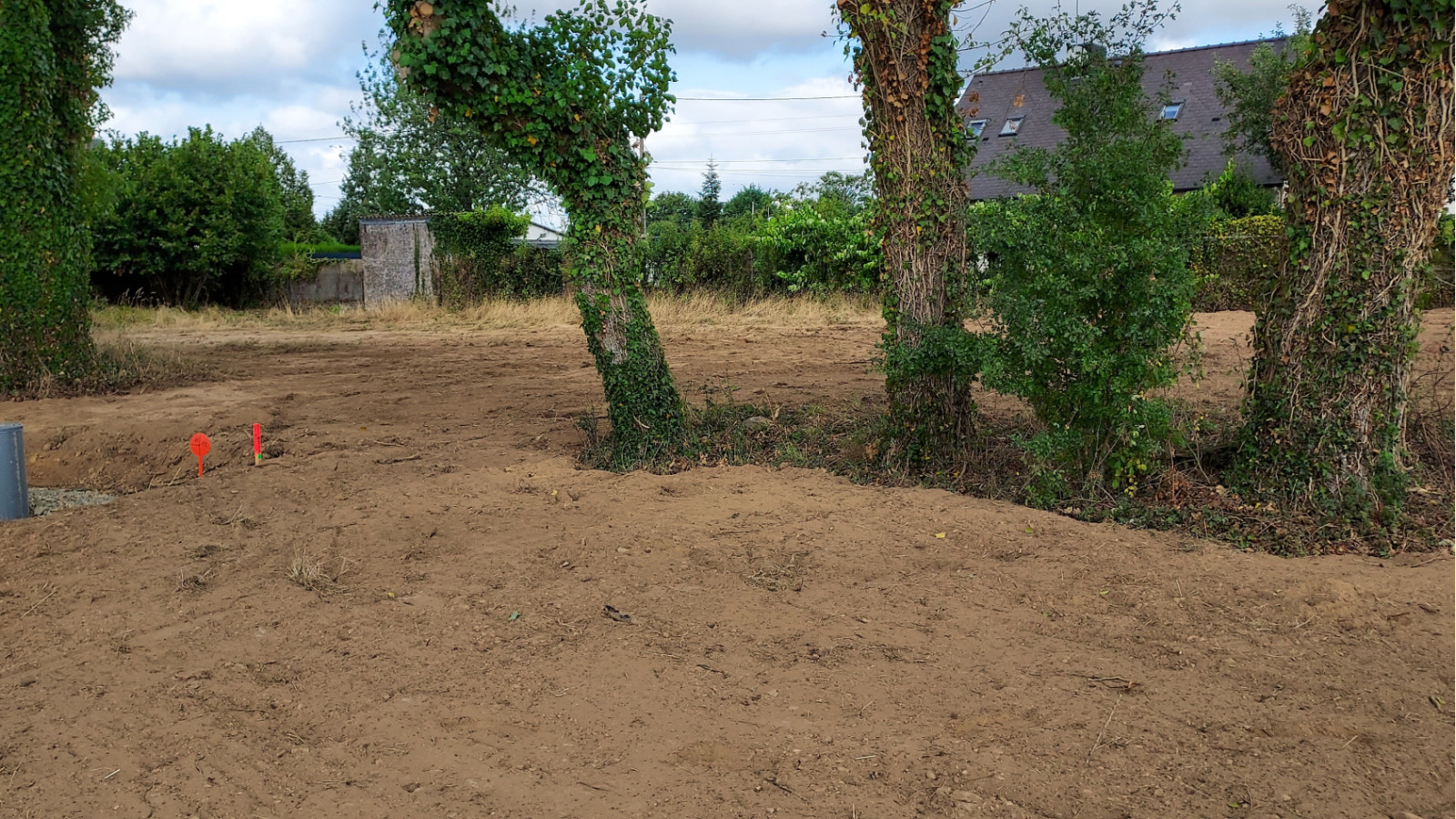 Terrain constructible de 491m2 à Lassy/ image 1