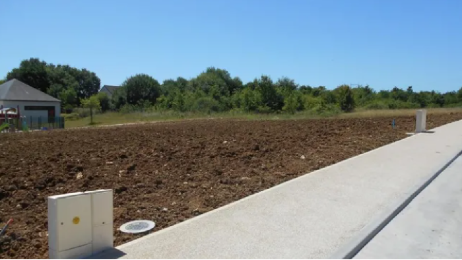 Terrain constructible de 651m2 à Outarville/ image 1