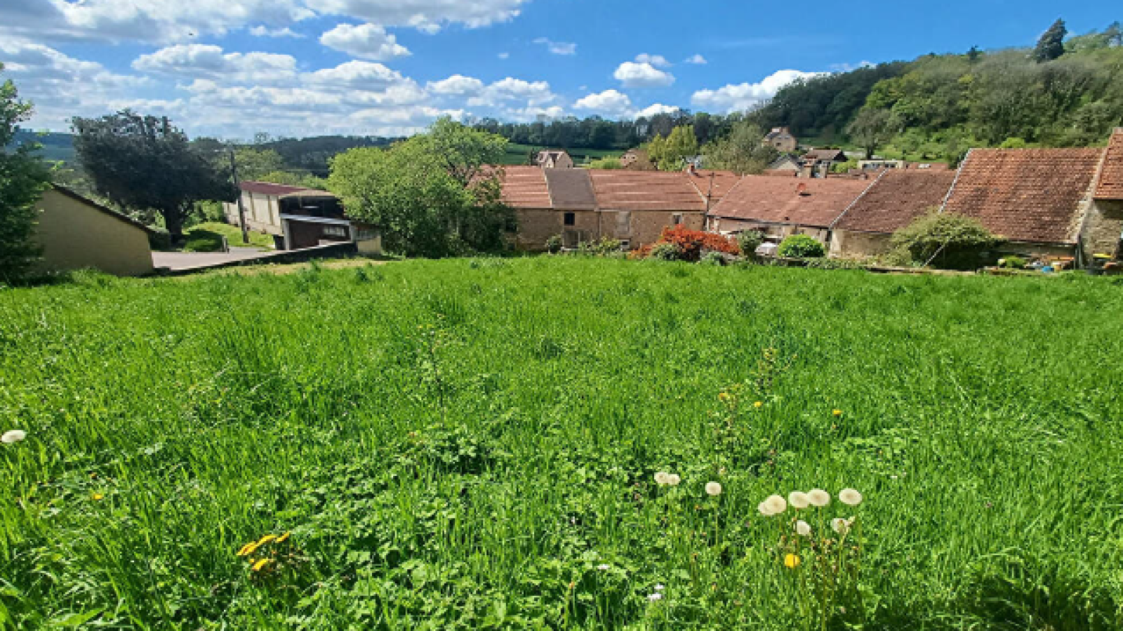 Terrain constructible de 2235m2 à Vieilmoulin/ image 1