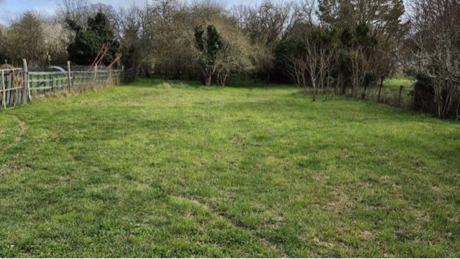 Terrain constructible de 884m2 à Bourg/ image 1