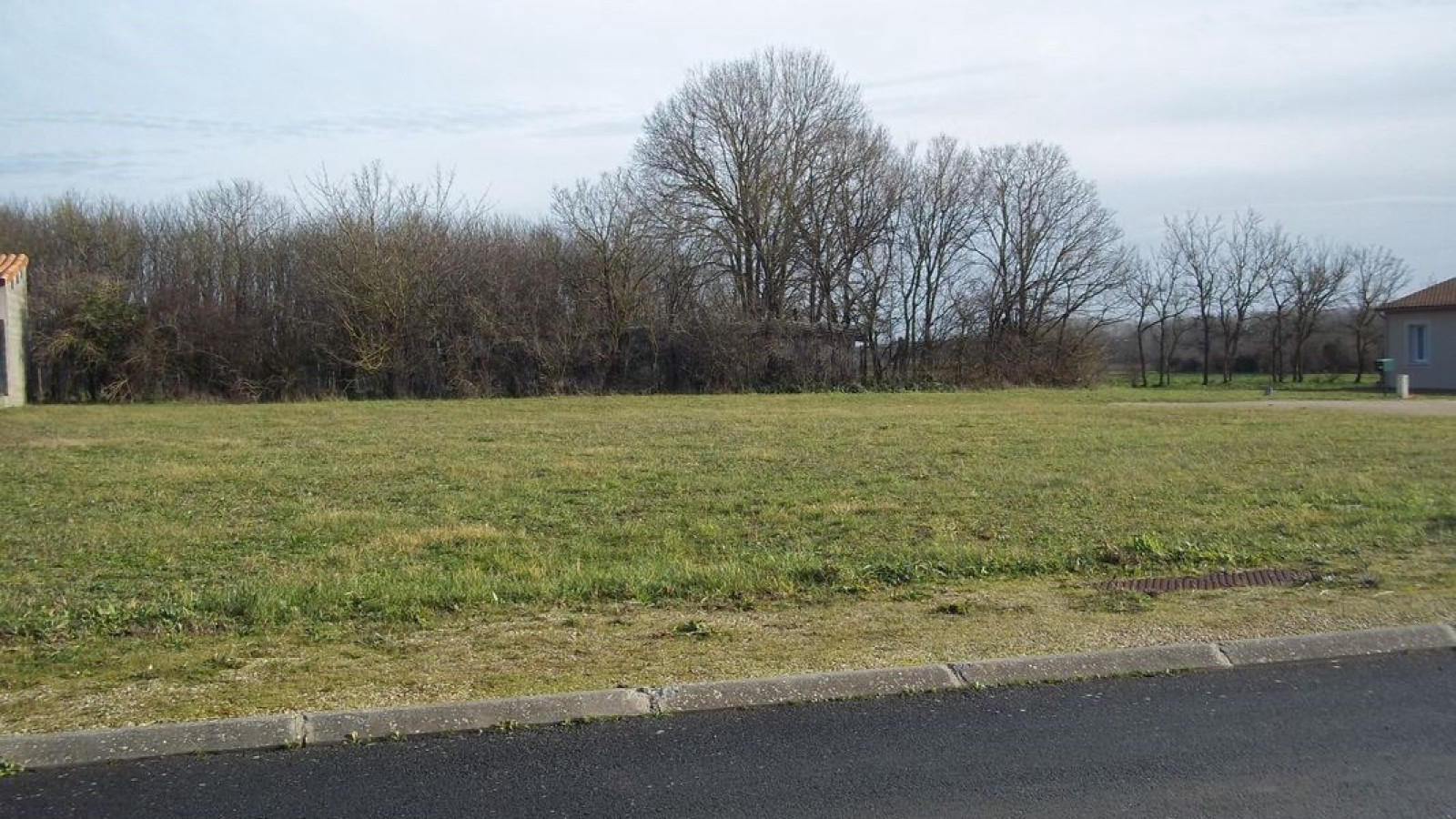 Terrain constructible de 1425m2 à Neuville-de-Poitou/ image 1