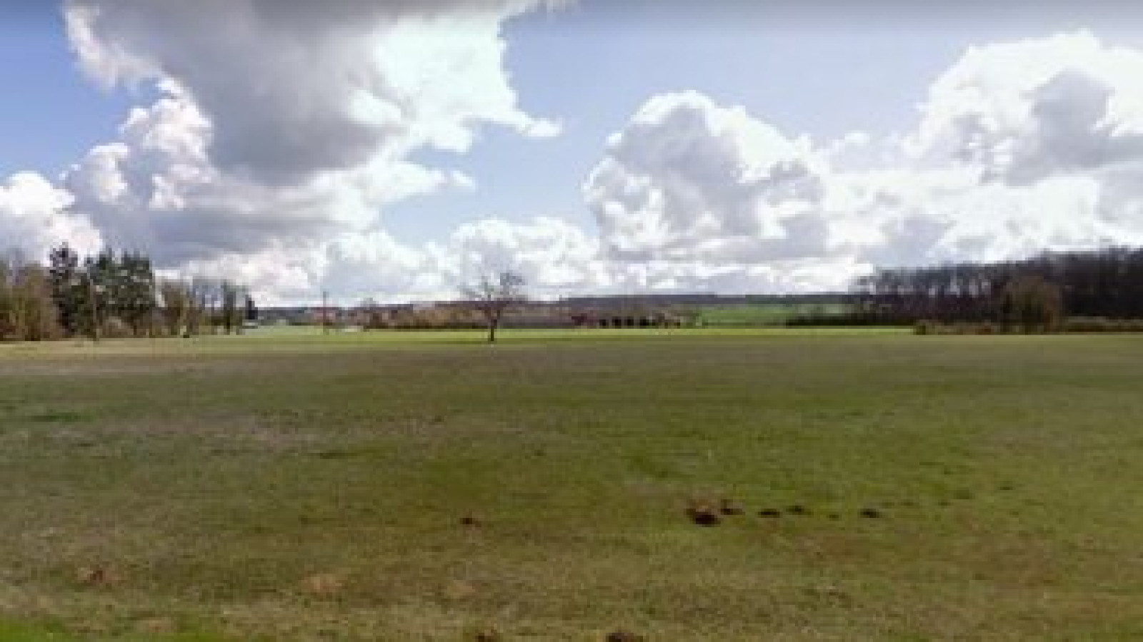 Terrain constructible de 1113m2 à Lencloître/ image 1