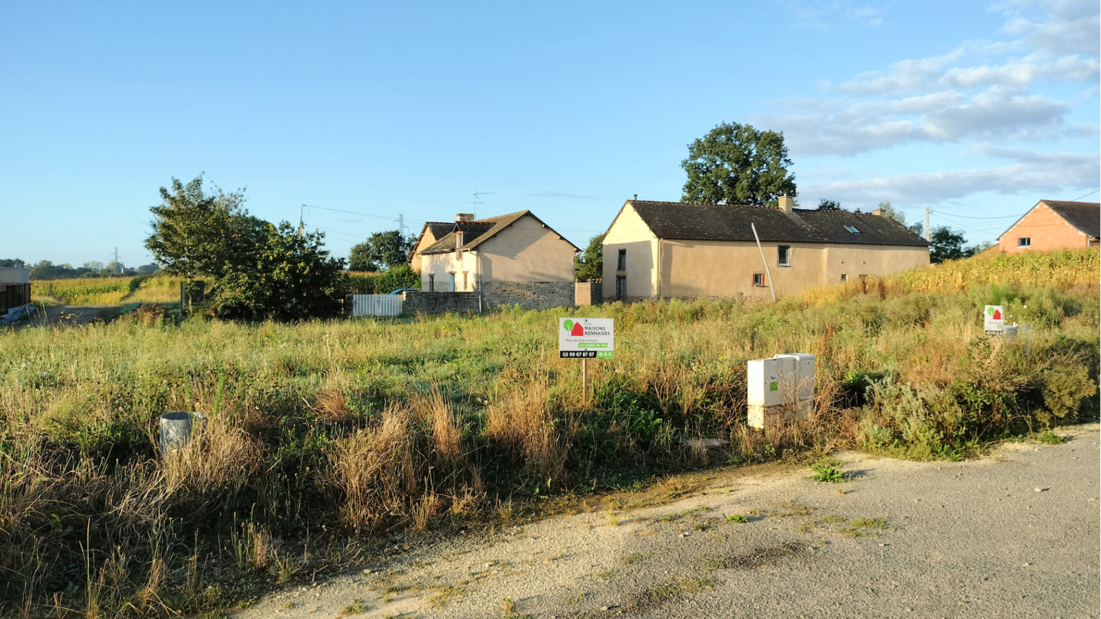 Terrain constructible de 300m2 à Crevin/ image 1