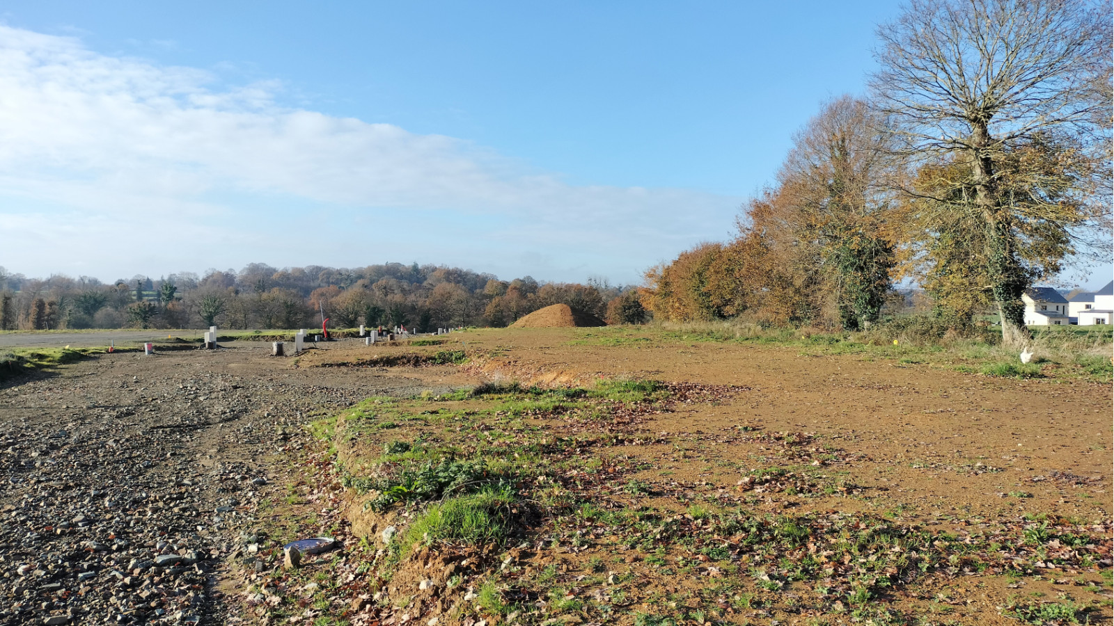 Terrain constructible de 292m2 à Torcé/ image 1