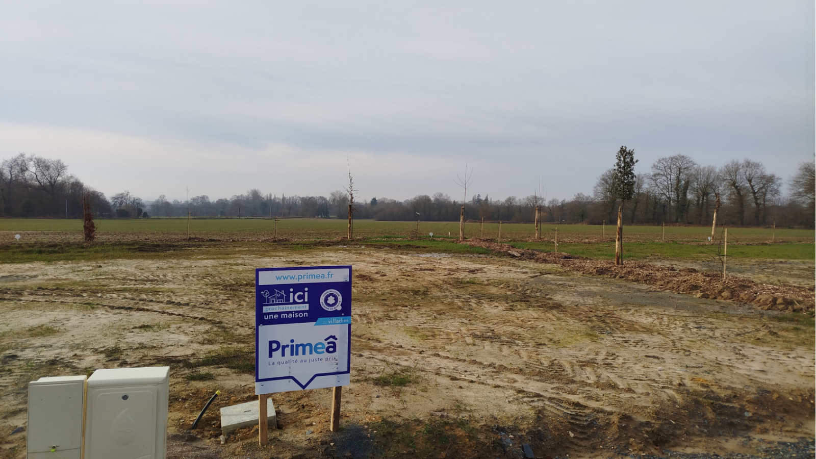 Terrain constructible de 325m2 à Monterfil/ image 1
