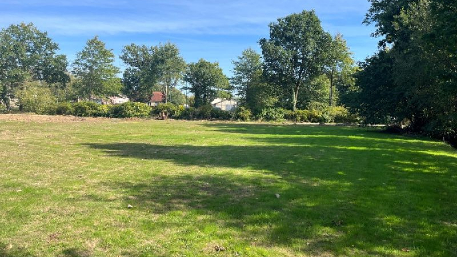 Terrain constructible de 1102m2 à Trédion/ image 1