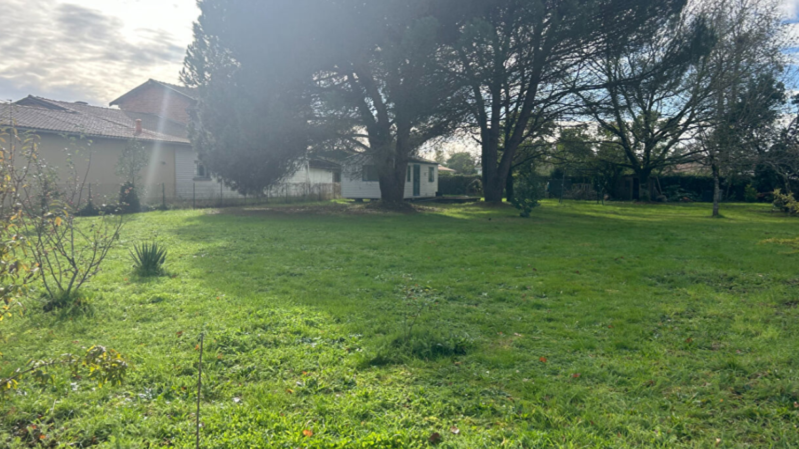Terrain constructible de 1208m2 à Saint-Loubès/ image 1