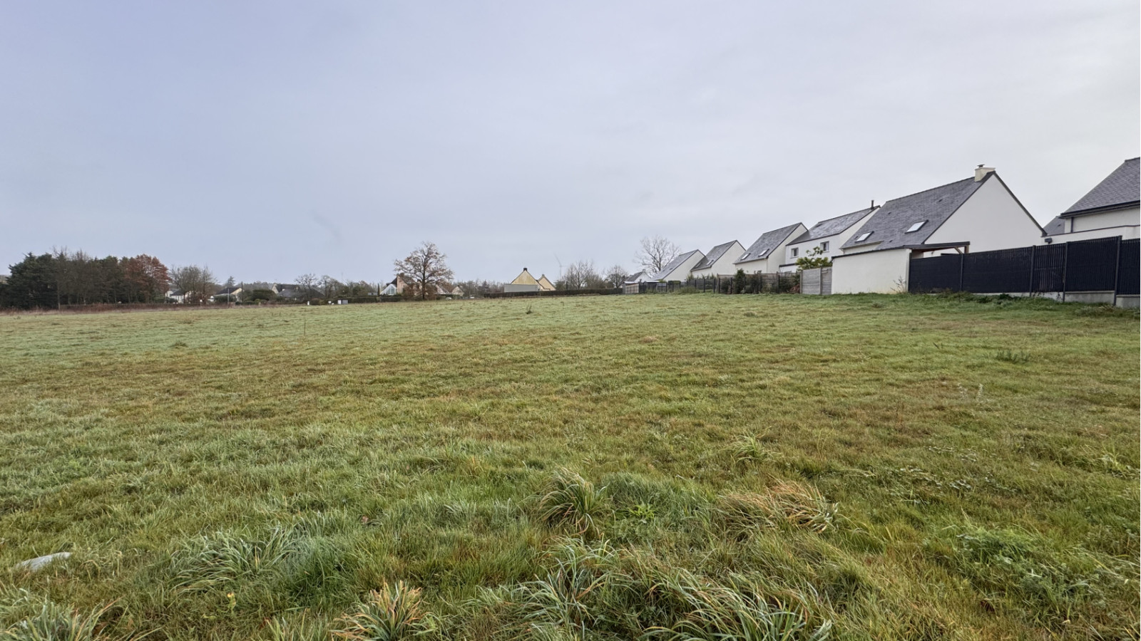 Terrain constructible de 251m2 à Guipel/ image 1