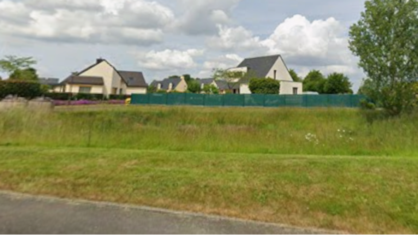 Terrain constructible de 284m2 à Romillé/ image 1