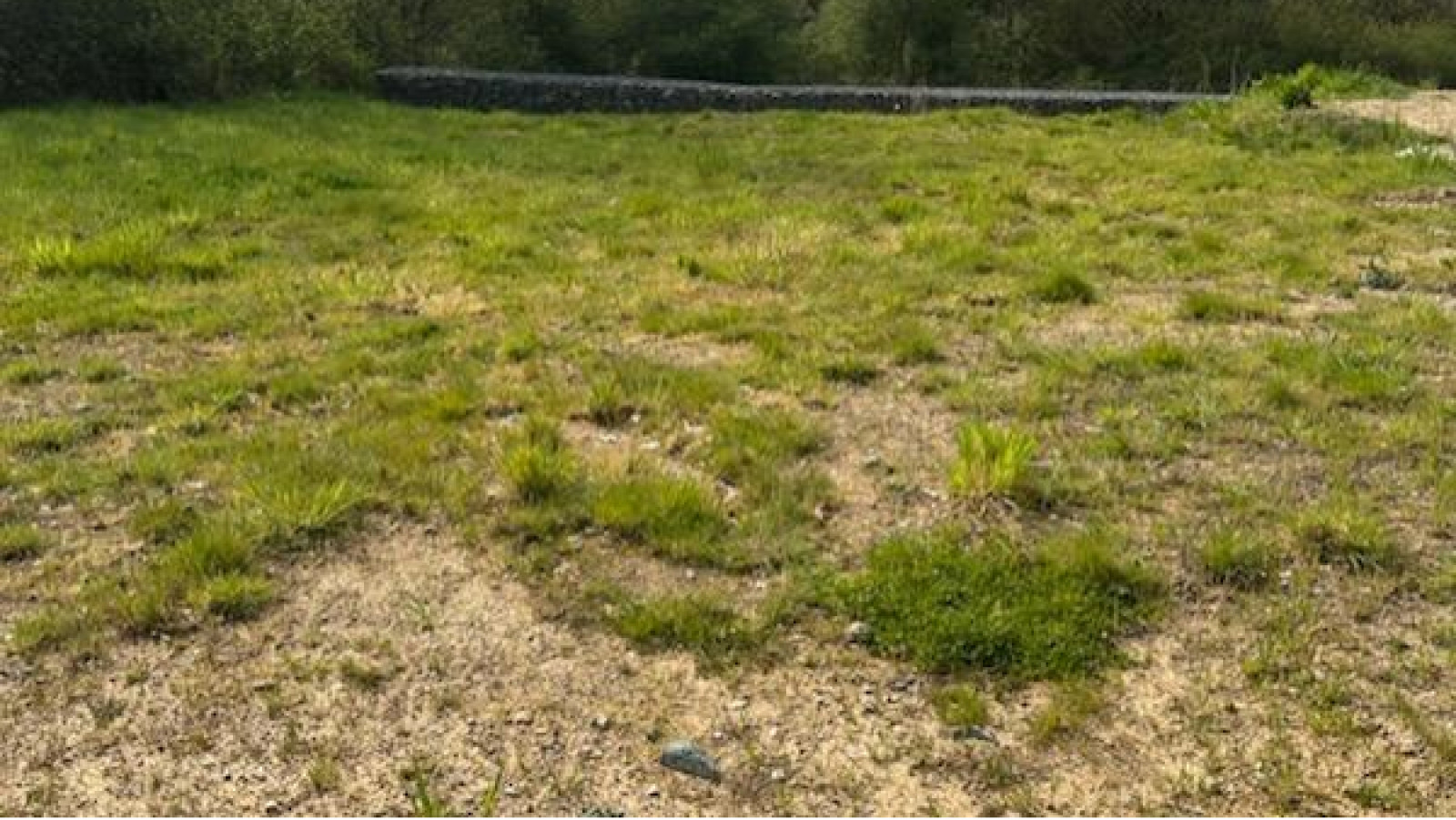 Terrain constructible de 461m2 à Feneu/ image 1