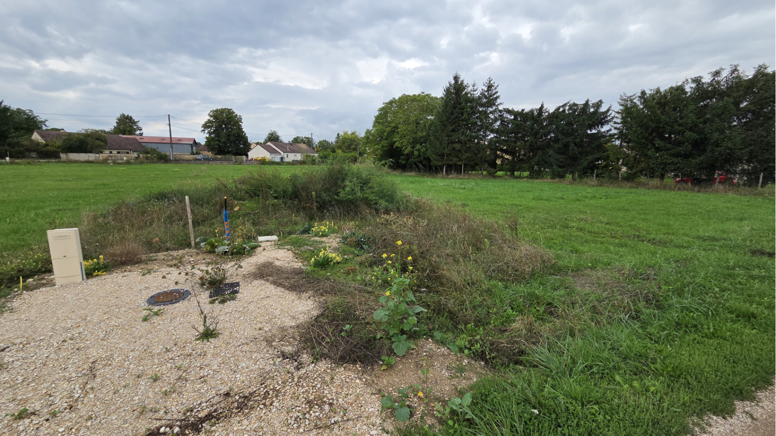 Terrain constructible de 775m2 à Lux/ image 1