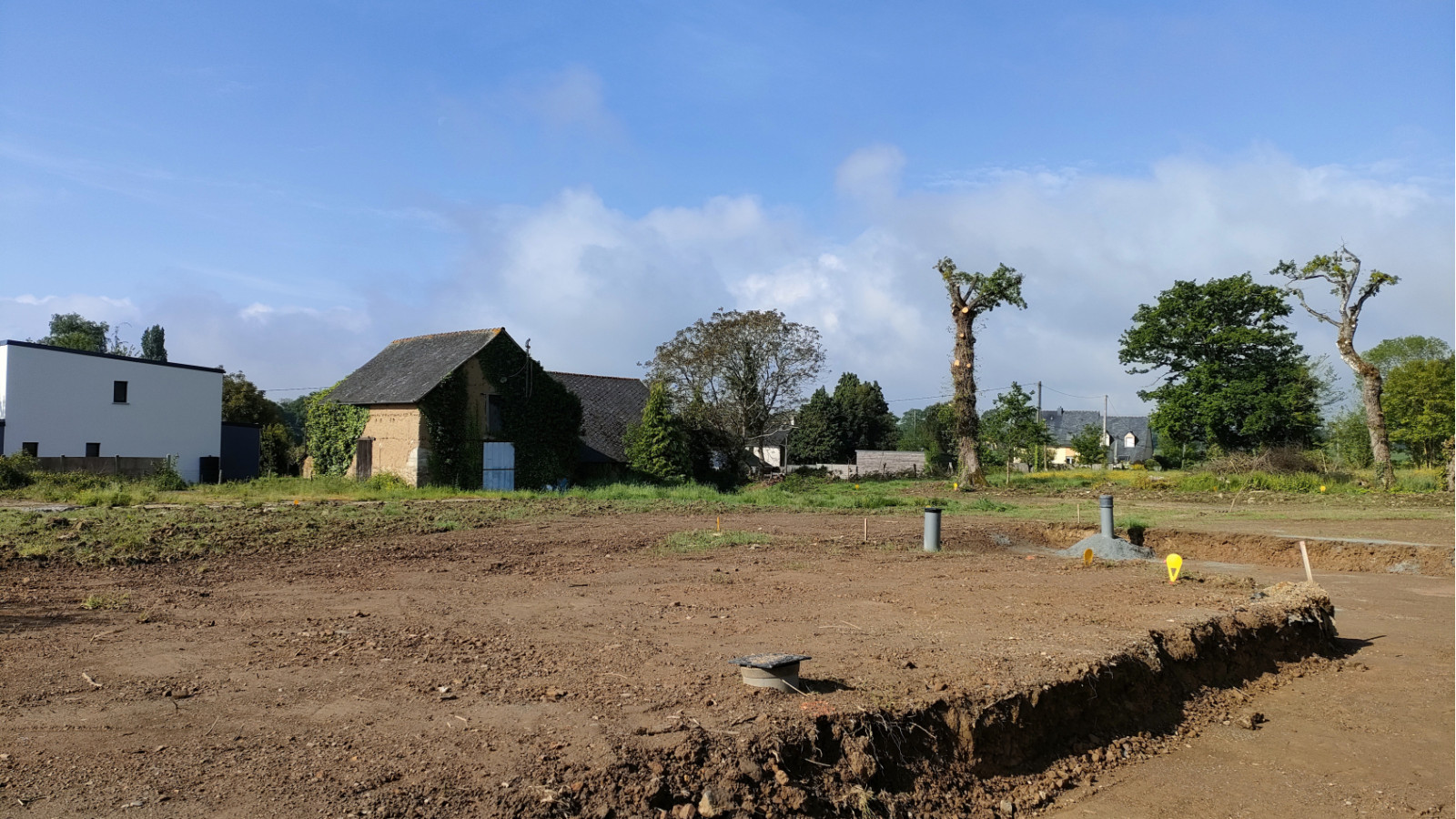 Terrain constructible de 354m2 à Monterfil/ image 1