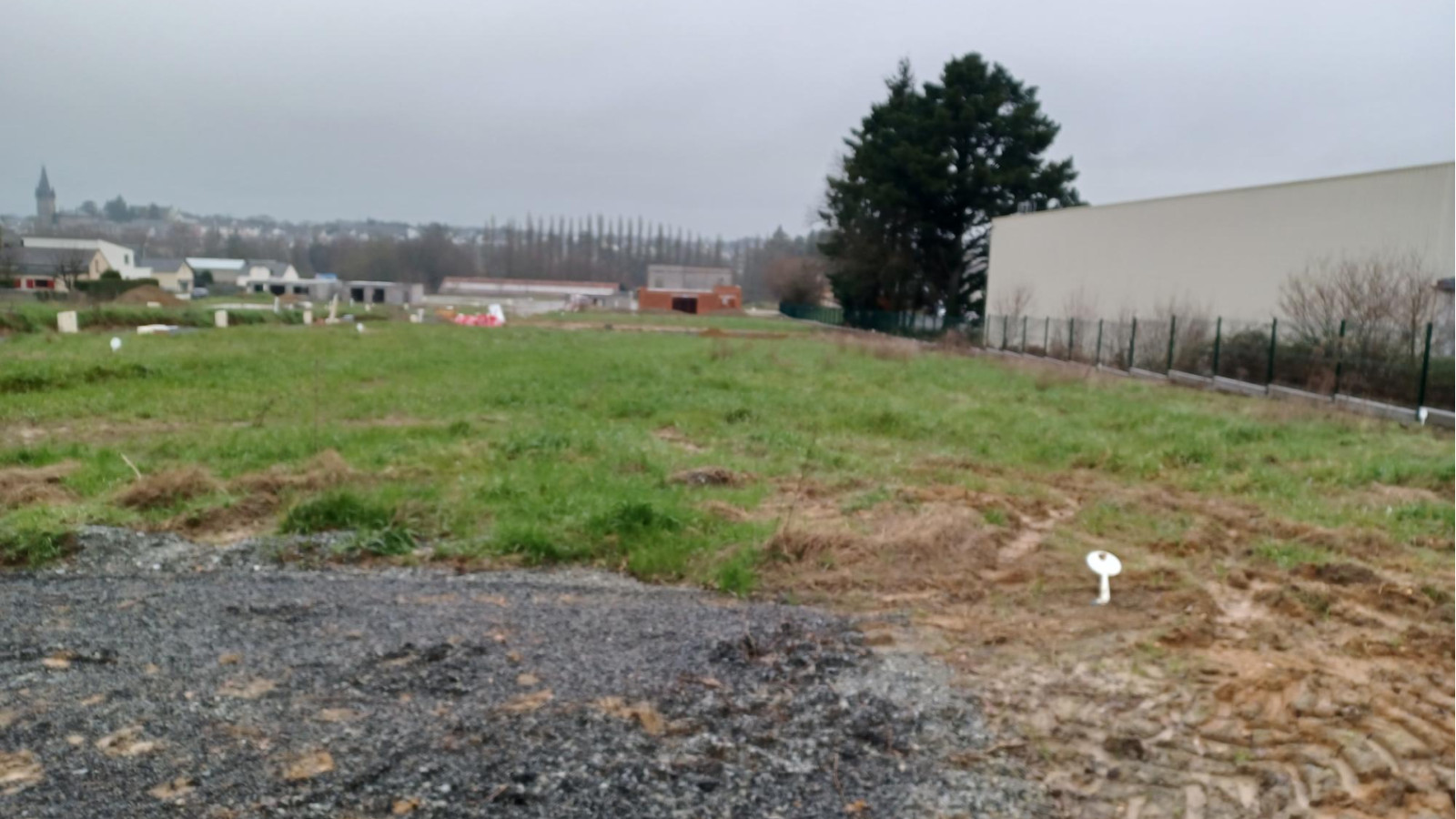Terrain constructible de 323m2 à Pancé/ image 1