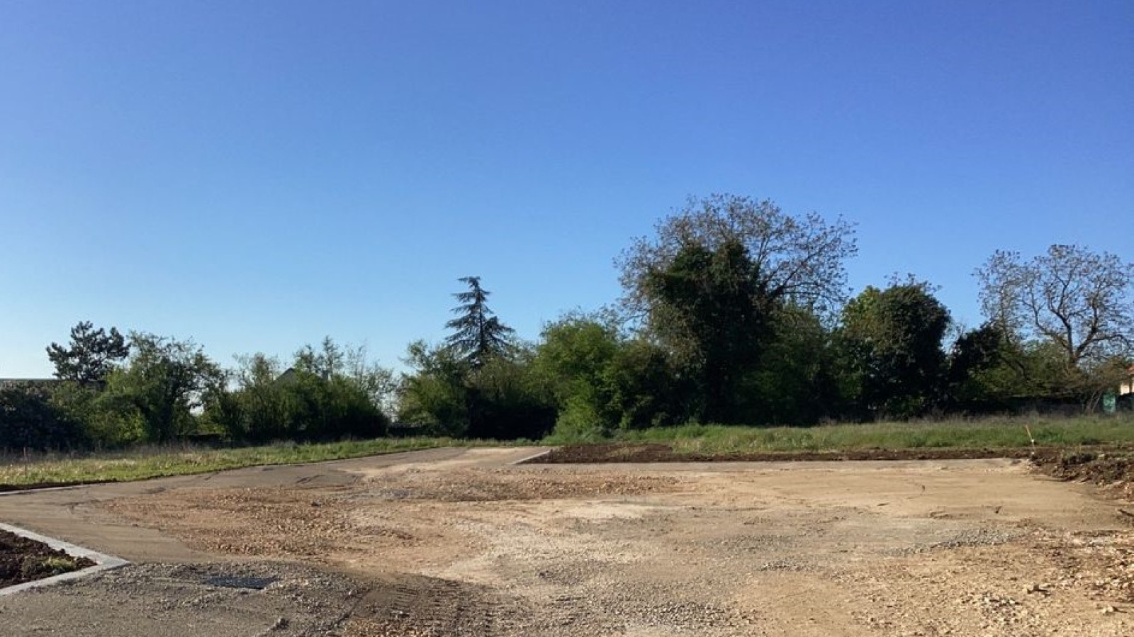 Terrain constructible de 542m2 à Pichanges/ image 1