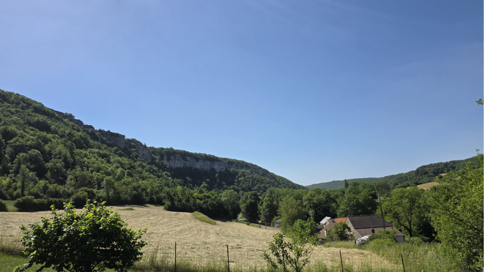 Terrain constructible de 1655m2 à Bouilland/ image 1