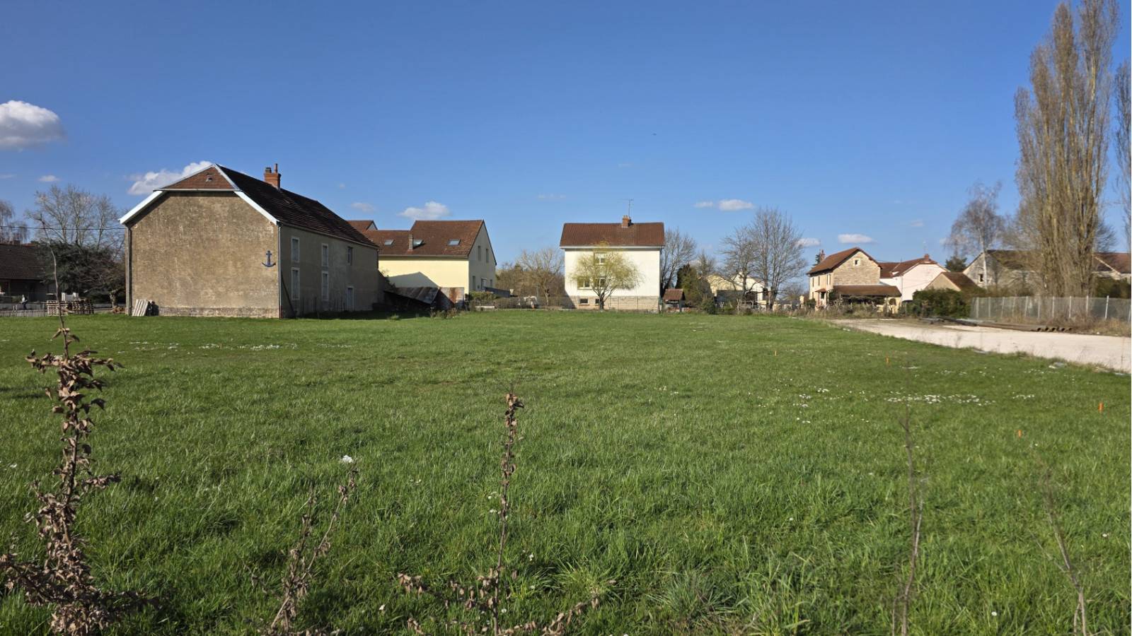 Terrain constructible de 683m2 à Auxonne/ image 1