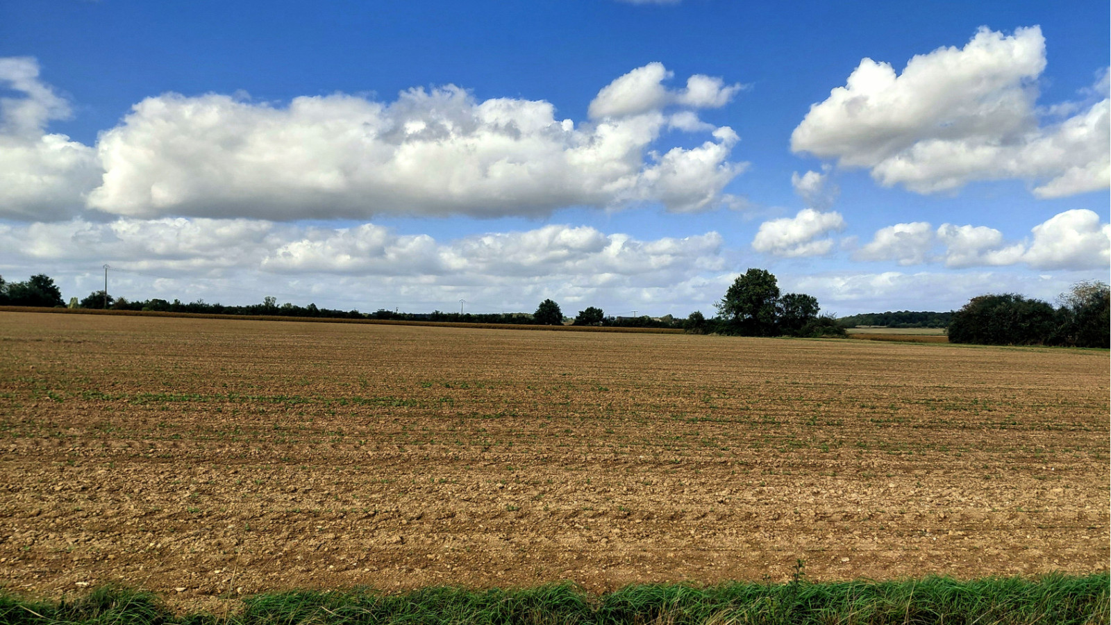 Terrain constructible de 463m2 à Nouzilly/ image 1