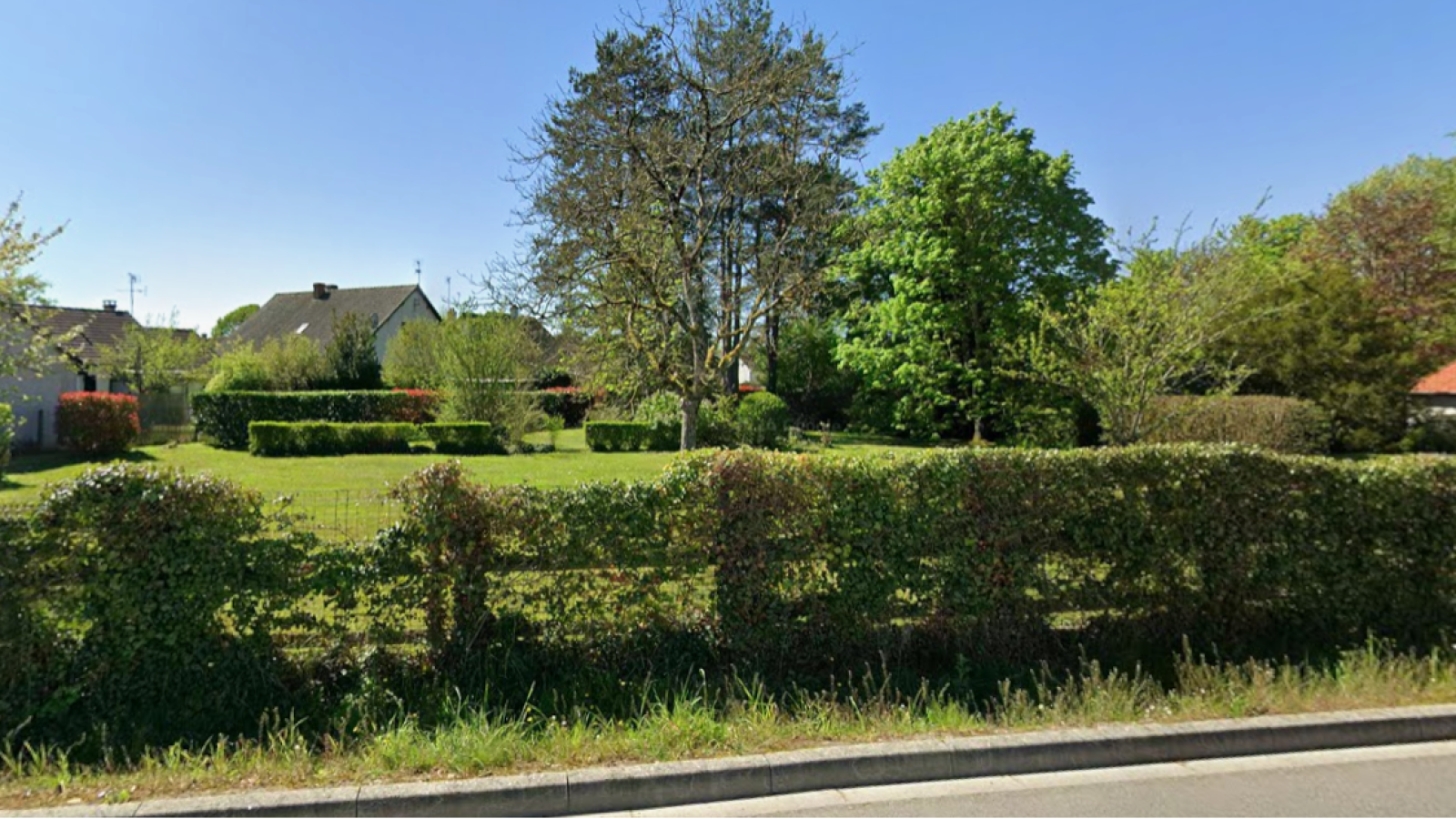 Terrain constructible de 921m2 à La Ferté-Saint-Aubin/ image 1