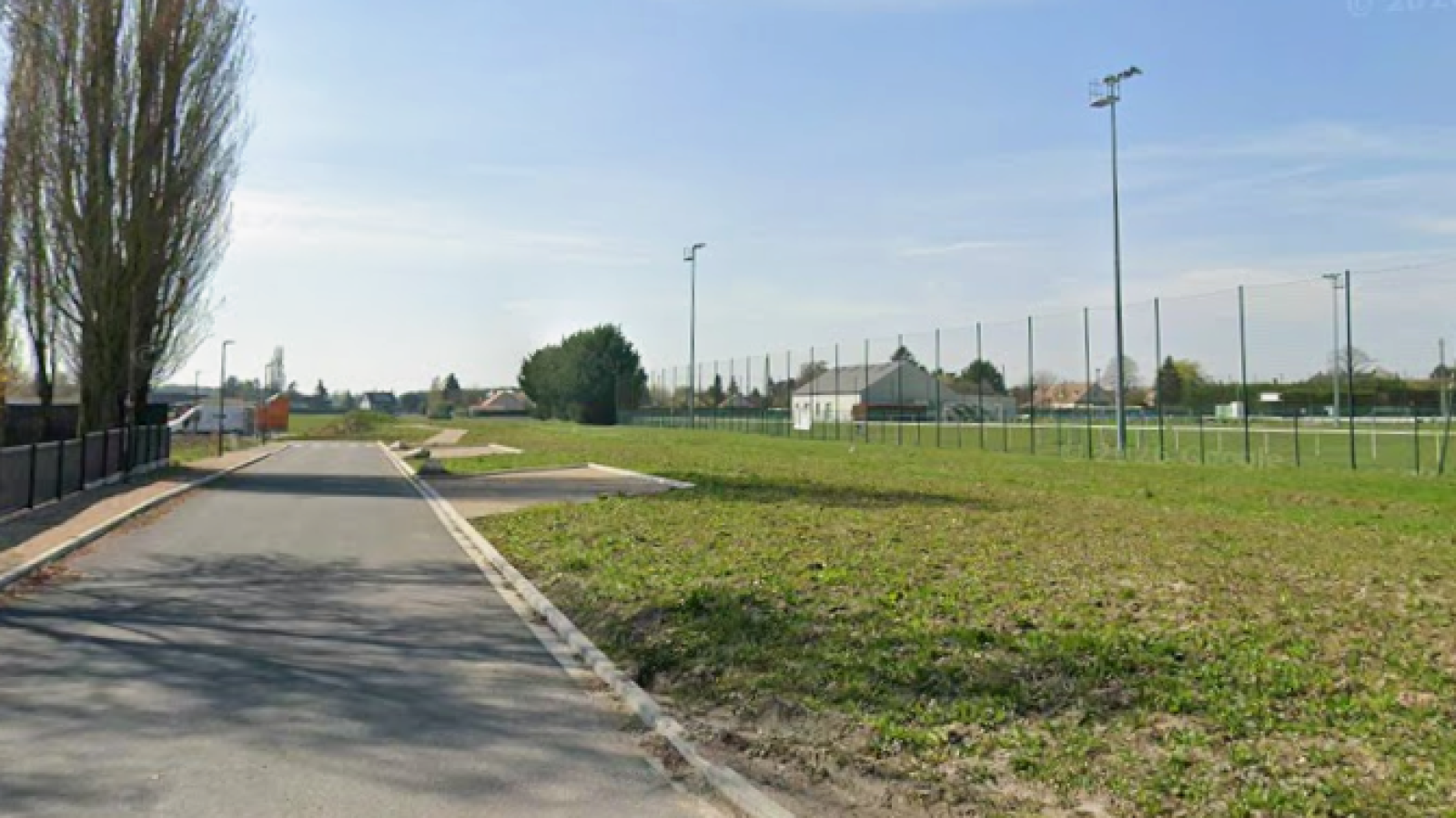 Terrain constructible de 581m2 à Saint-Lyé-la-Forêt/ image 1
