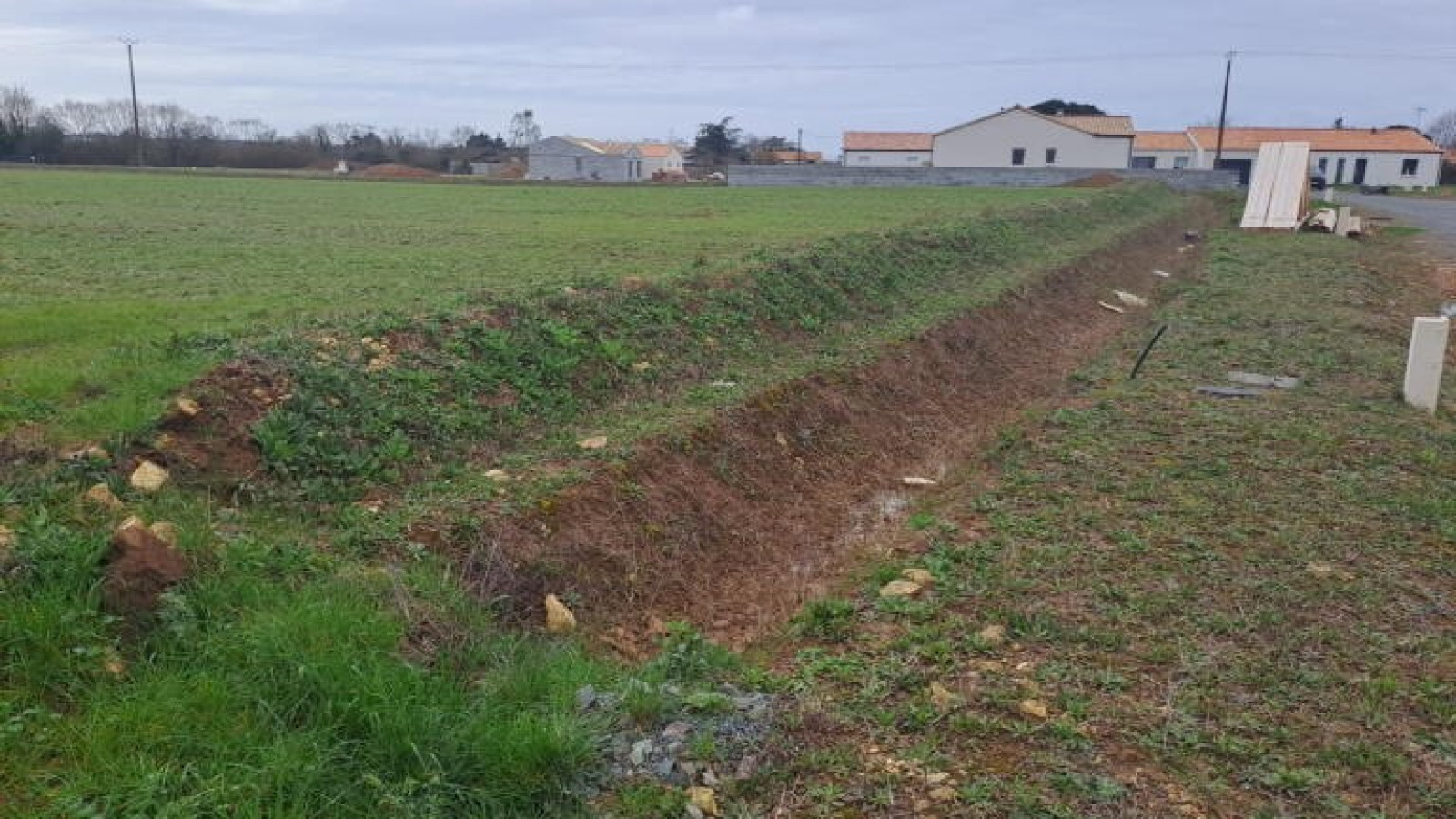 Terrain constructible de 372m2 à Avrillé/ image 1