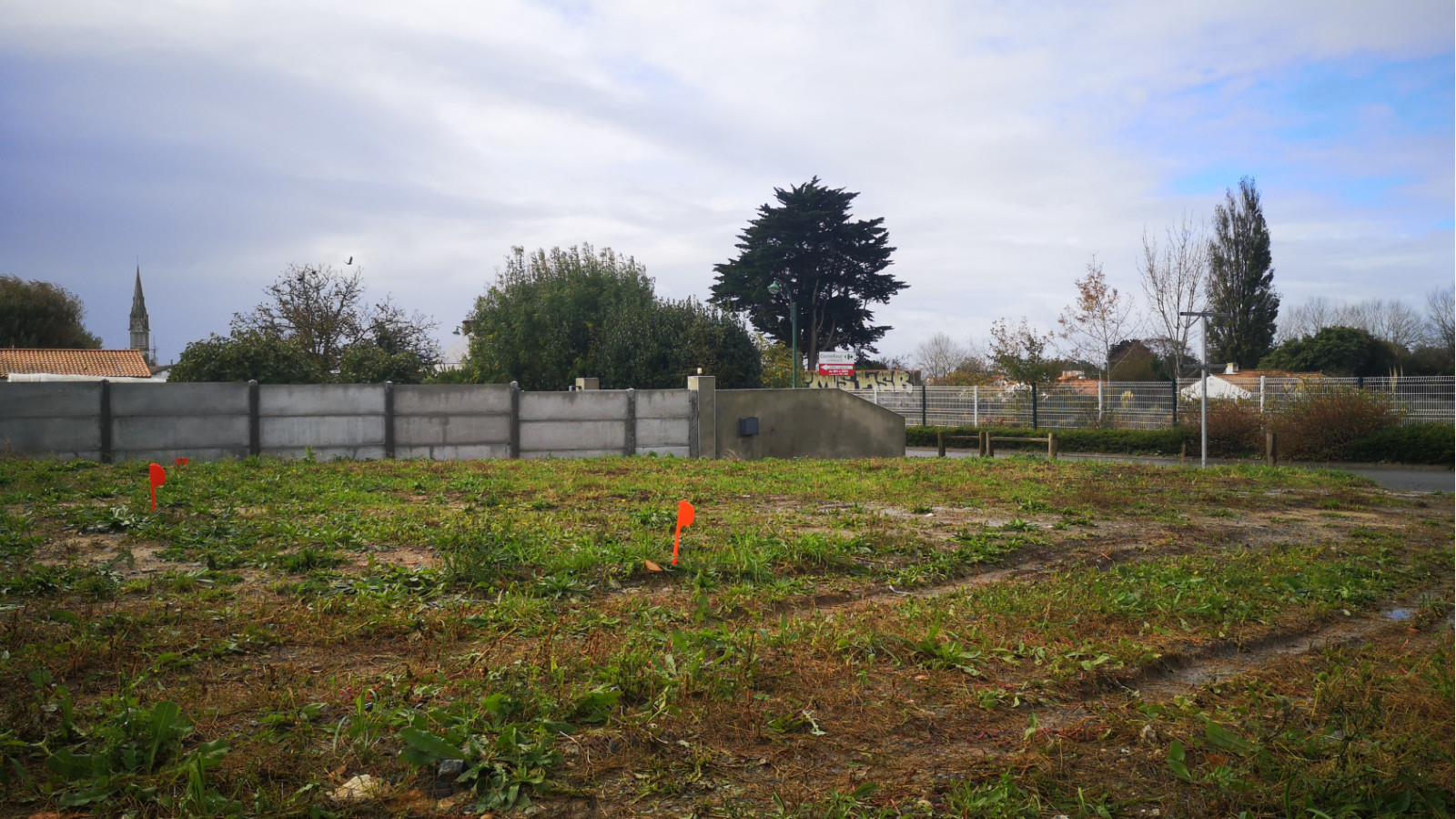 Terrain constructible de 451m2 à Brem-sur-Mer/ image 1