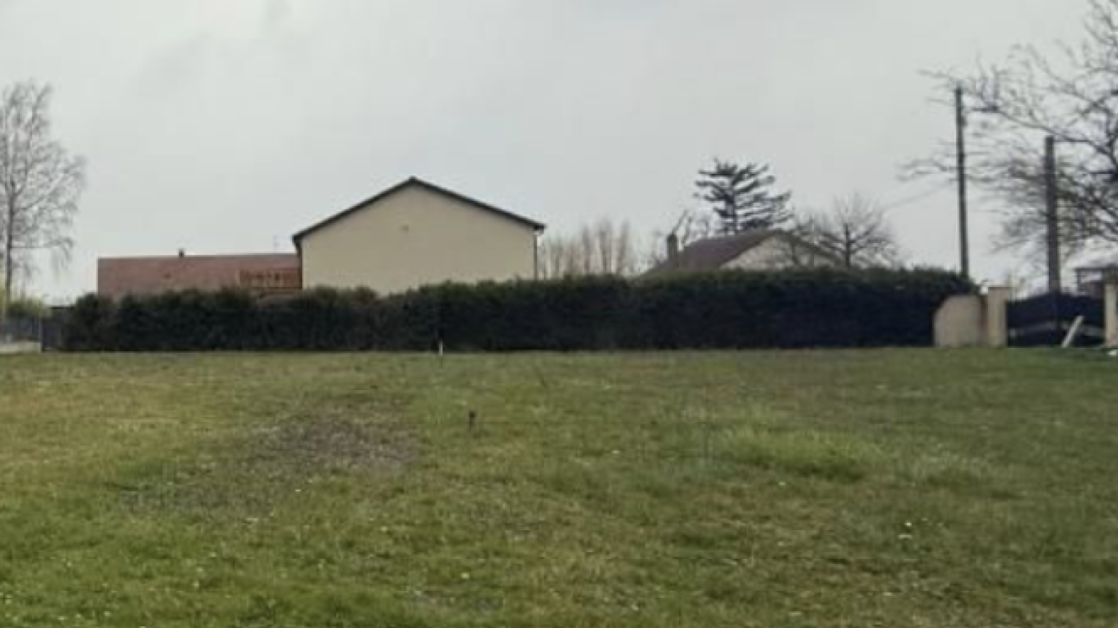 Terrain constructible de 762m2 à Varanges/ image 1