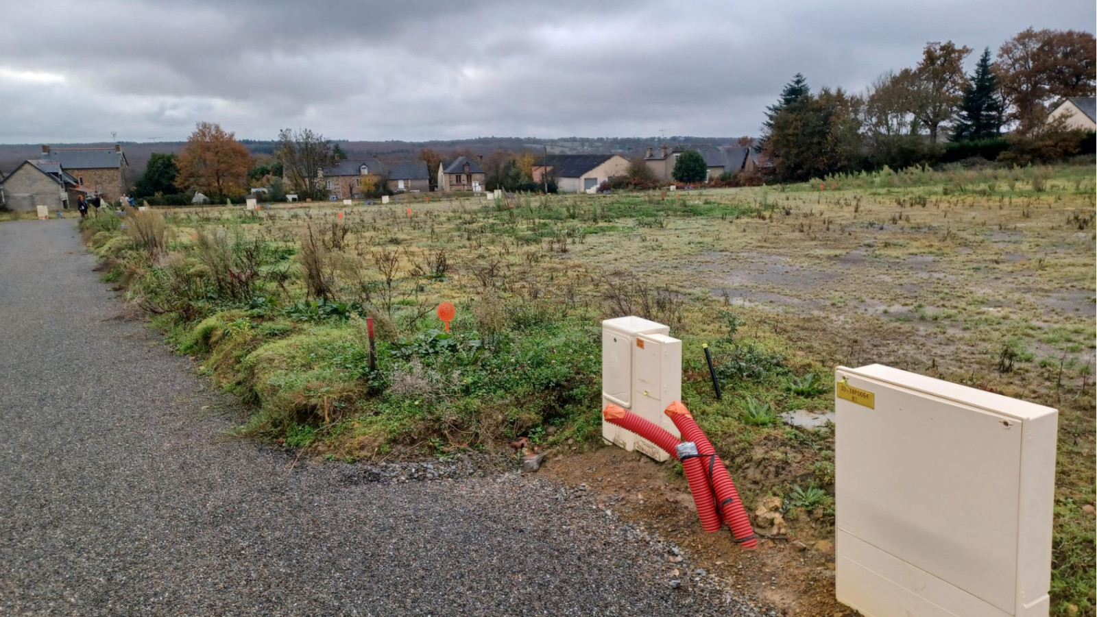 Terrain constructible de 505m2 à Lassy/ image 1