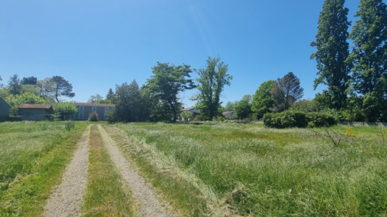 Terrain constructible de 648m2 à Landiras/ image 1